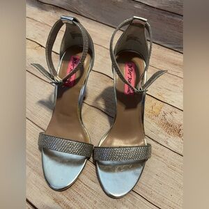 Betsey Johnson Broadway Silver Satin Crystal Ankle Strap 4" Heel Pumps Size 7